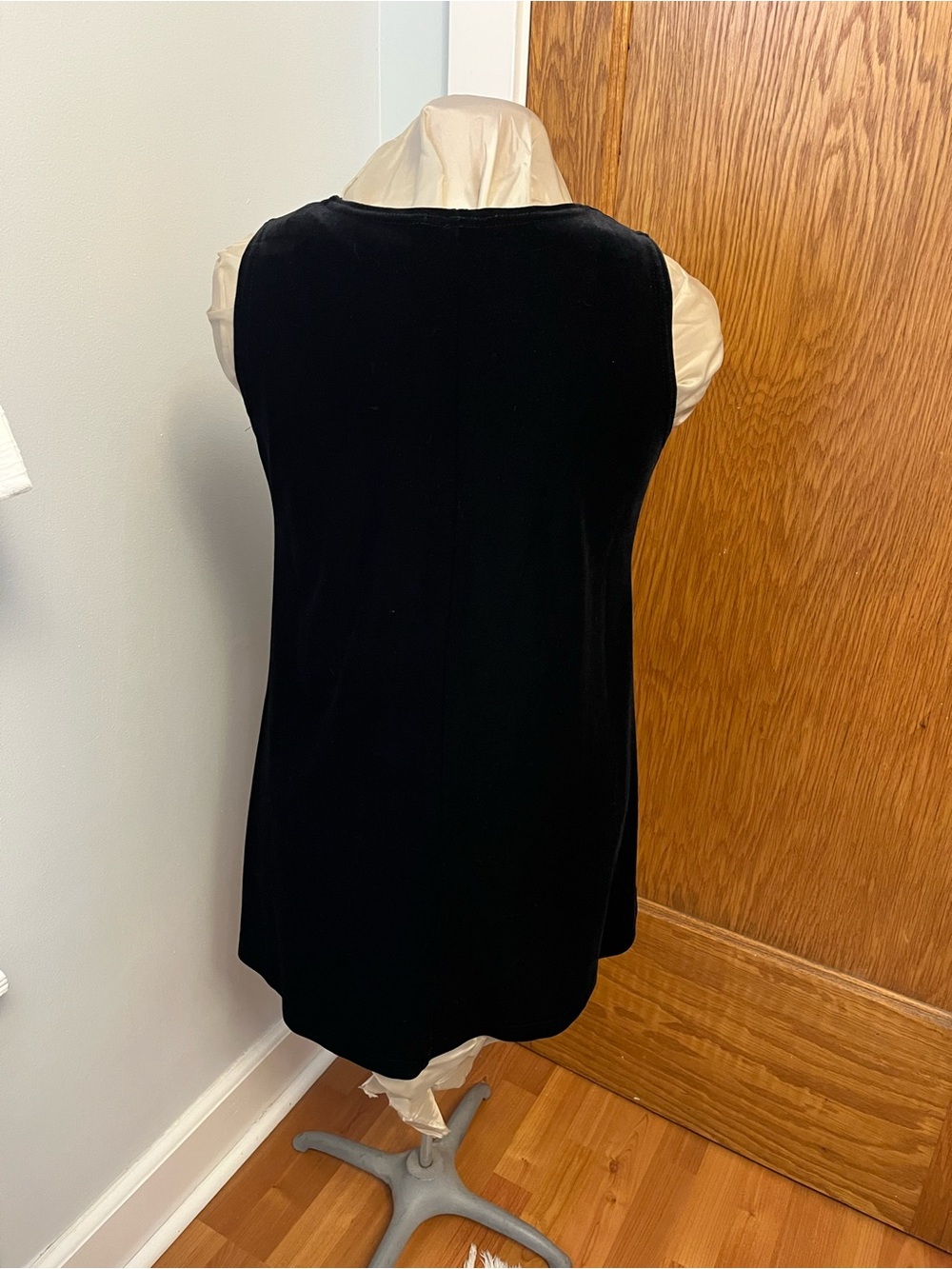 Black velvet; great condition; use as dress or vest. - Picture 5 of 7
